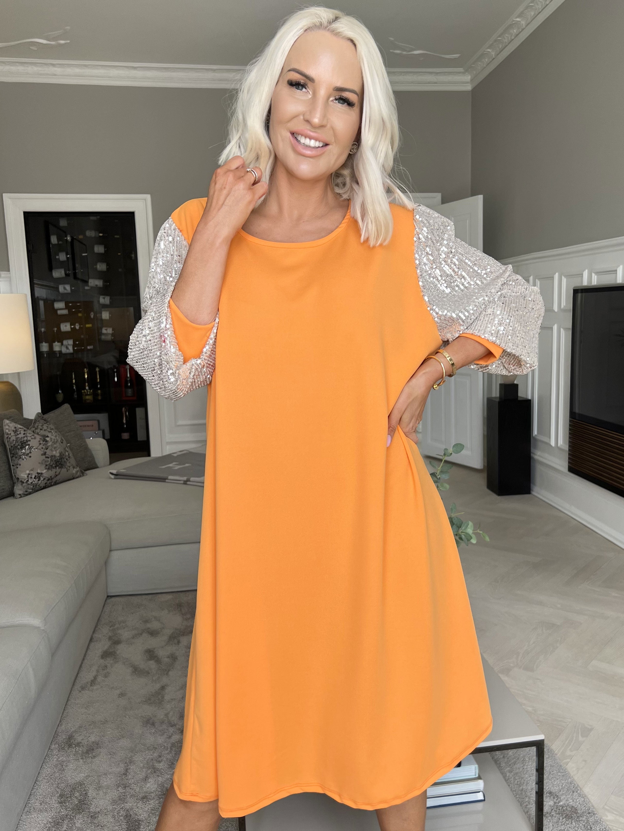 Djamila - Smuk kjole med paillet ærmer